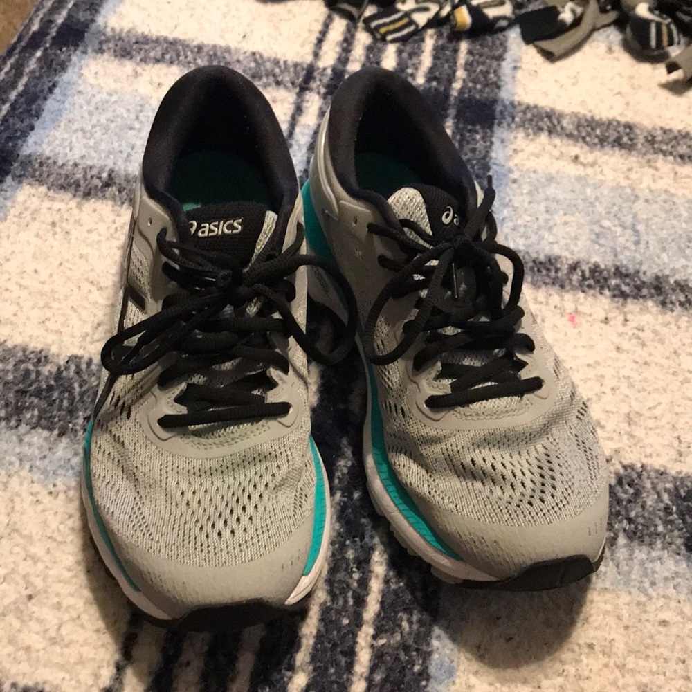 Asics 8.5 size shoe, barely worn!